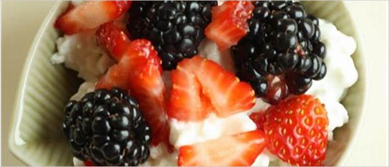 Cottage cheese and berries